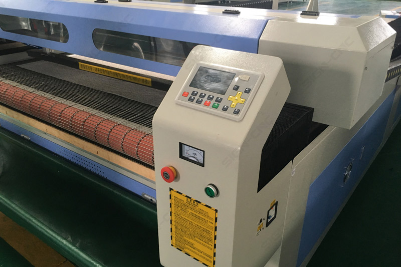 Automatic Feeding Textile Fabric Leather CO2 Laser Cutting Machine with Deviation Correcting